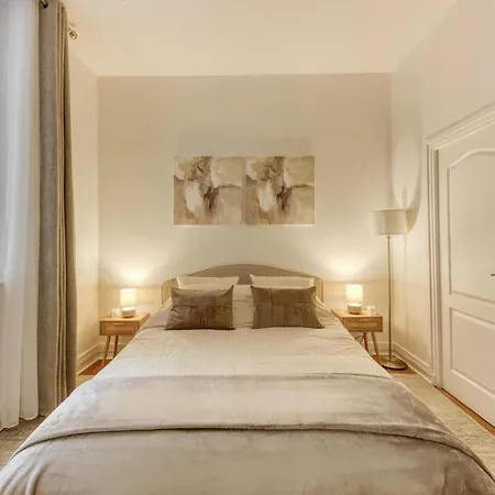 Arc & Luxe Champs-elysees Apartment
